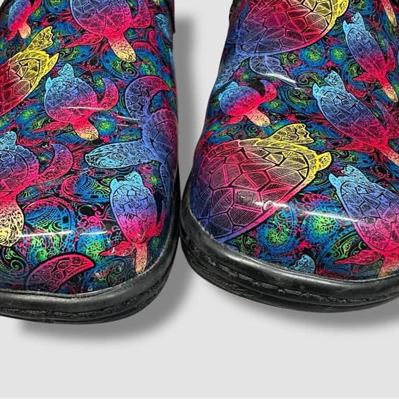 Klogs Mission Clog SZ 8 Madrid Rainbow Sea Turtle Print Slip On Nursing Comfort - Picture 6 of 8